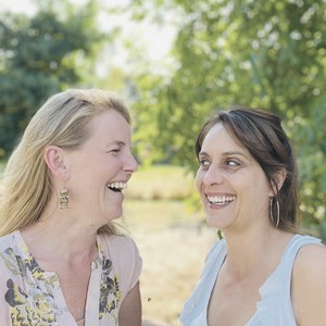 Elke Verboven en Kristien lachen samen