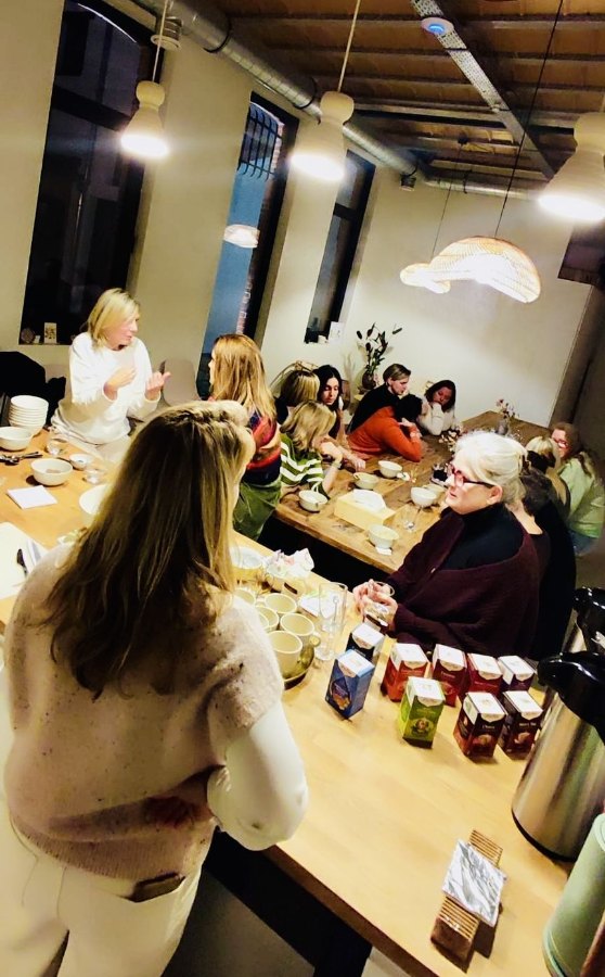Teamleden in gesprek tijdens een teambuilding van People Coach